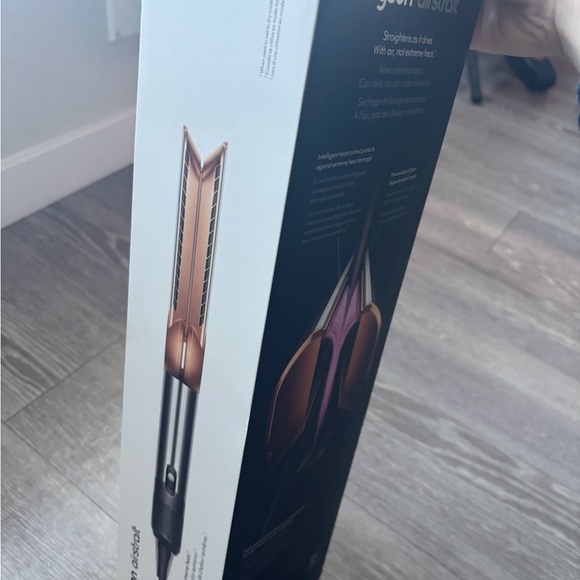 brand new Dyson airstrait - Picture 2 of 4